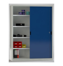 Schiebetürenschrank mit einer Mitteltrennwand und jeweils vier Fachböden pro Seite