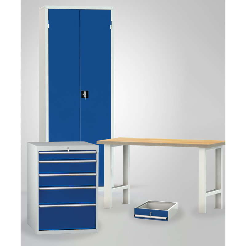 Ein Industrieschrank, eine Werkbank und ein Schubladenschrank in den RAL Farben 7035-5010 sind nebeneinander aufgebaut. Ein Industrieschrank, eine Werkbank und ein Schubladenschrank in den RAL Farben 7035-5010 sind nebeneinander aufgebaut.