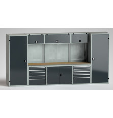 Schrankwandanlage aus Schubladenschränke, Flügeltürenschränke und Hängeschränke